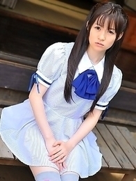 Ai Uehara loves to show her pussy