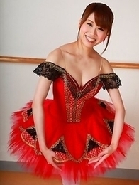 Ballerina Ririka Suzuki shows off Ballerina Ririka Suzuki shows off
