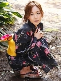 Shuri Maihama shows her nice kitty