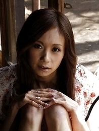 Shuri Maihama displays her body