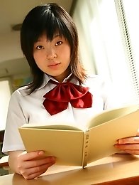 Japanese schoolgirl Mami Iijima