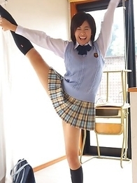 Ageha Yagyu takes school uniform off showing flexibility