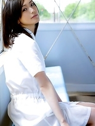 Sayuri Oyamada shows naked back when is going to sleep