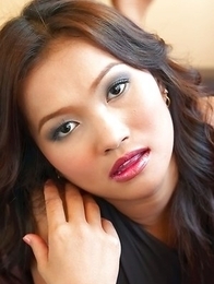Let Bulma Karder take you into her erotic world as she sits on a sofa and places her finger inside of her mouth. Let Bulma Karder take you into her erotic world as she sits on a sofa and places her finger inside of her mouth.