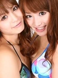 Megumi Haruna and her girlfriend are playful in bath suits