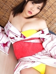 Airi Sakuragi raises geisha outfit to show her sexy legs Airi Sakuragi raises geisha outfit to show her sexy legs