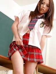Nanami Kuroki in sexy school uniform is naughty in class