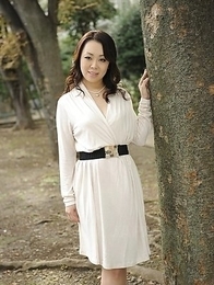 Yuna Yamami in a white dress is very elegant