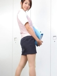 Naoho Ichihashi in tight skirt is a very attractive doll Naoho Ichihashi in tight skirt is a very attractive doll